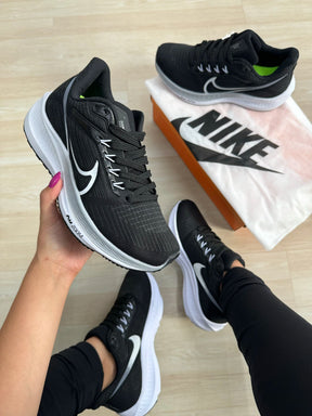 Air Zoom Esportivo Pegasus - Preto/Branco